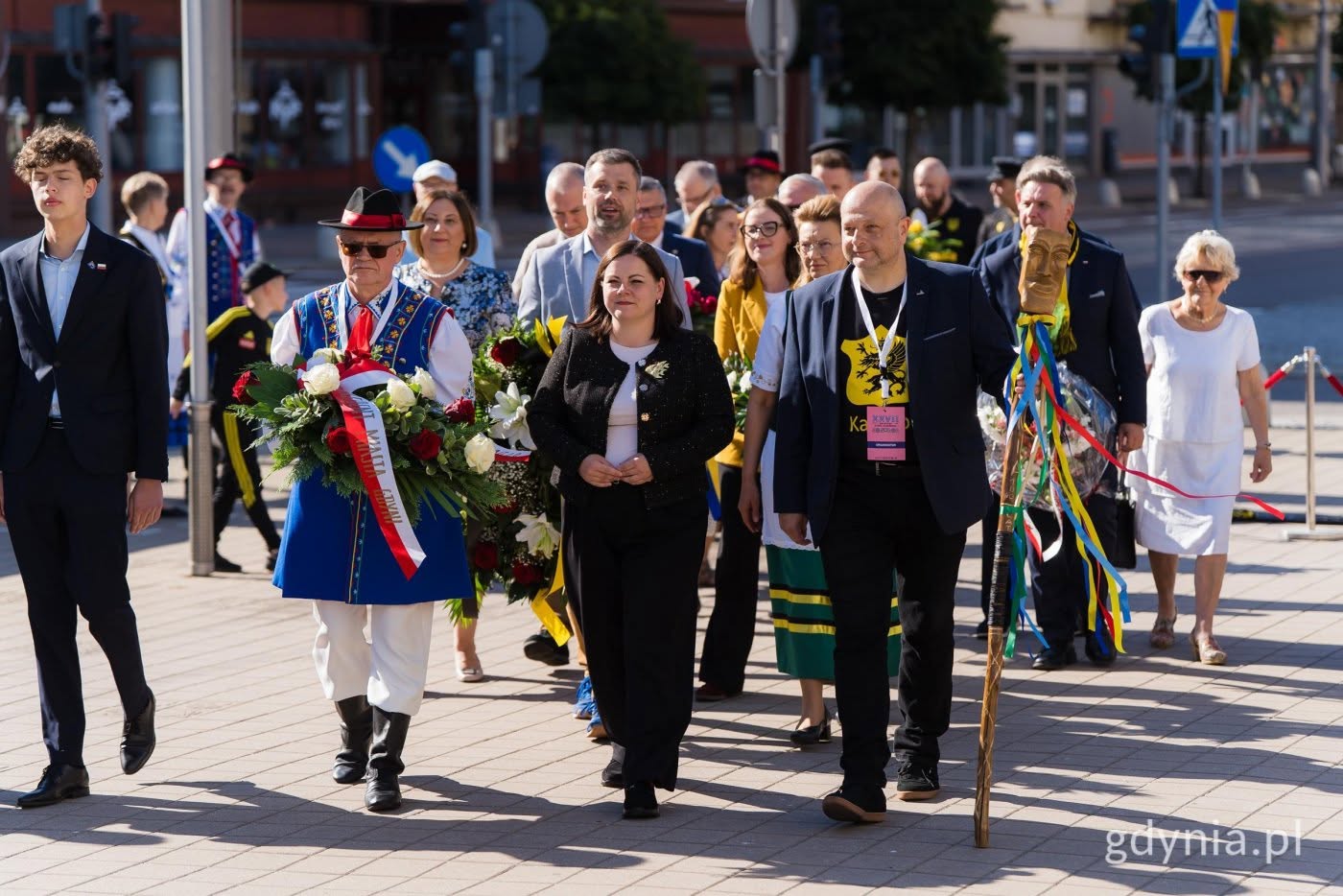 Złożenie kwiatów pod Pomnikiem Antoniego Abrahama podczas Zjazdu Kaszubów w Gdyni